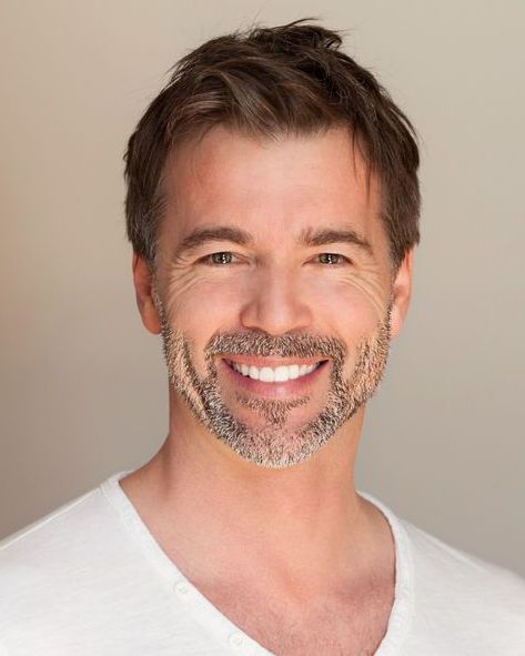 Attraktiver, dunkelhaariger, junger Mann, mit frischem Erscheinungsbild.