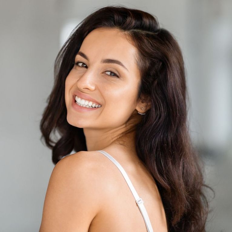 Sch&ouml;ne, attraktive Frau, mit glatter, frischer Ausstrahlung nach einer Gesichtsbehandlung.