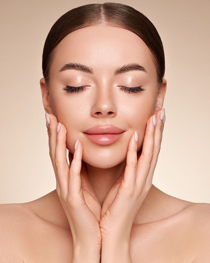 Junge, dunkelhaarige Frau, mit &auml;sthetisch geformten Lippen mit mehr Volumen.