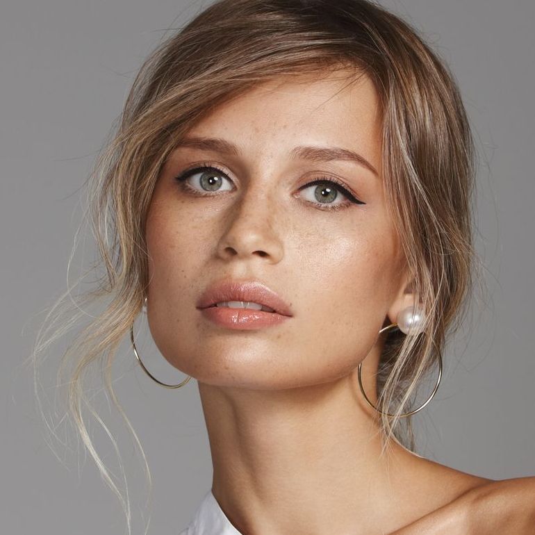 Attraktive, dunkelblonde, junge Frau, mit nat&uuml;rlich geformten Lippen. mit mehr Volumen.