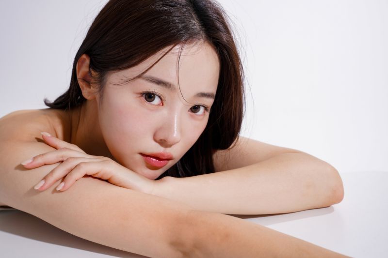 Junge, schöne, attraktive, dunkelhaarige, asiatische Frau, nach einer Lid-OP.