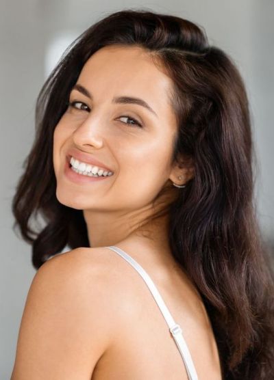 Schöne, attraktive Frau, mit glatter, frischer Ausstrahlung nach einer Gesichtsbehandlung.