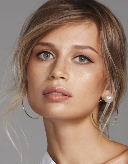Attraktive, dunkelblonde, junge Frau, mit natürlich geformten Lippen. mit mehr Volumen.